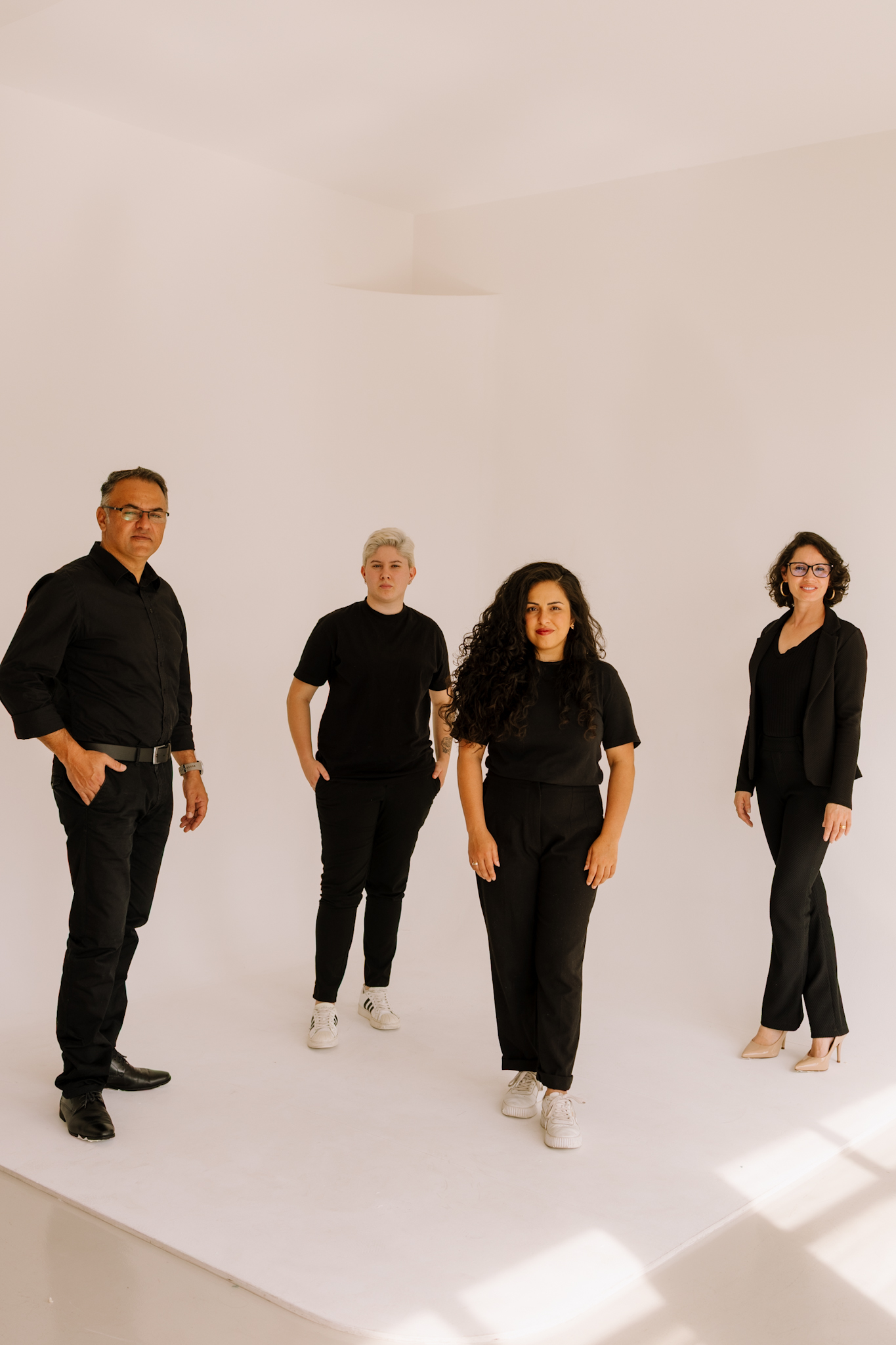 Pessoa analisando métricas e relatórios